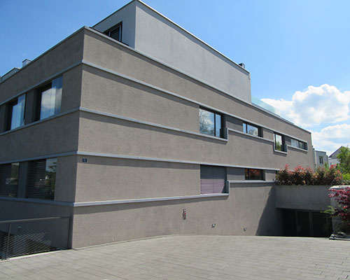 Ein Gebäude mit einem grossen Fenster an der Seite, das einen Blick auf das Innere ermöglicht